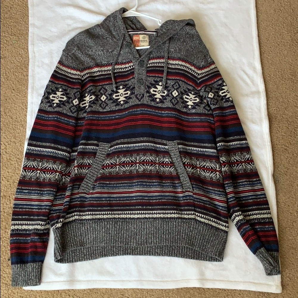 Men’s Patterned sweater with hood and pockets.